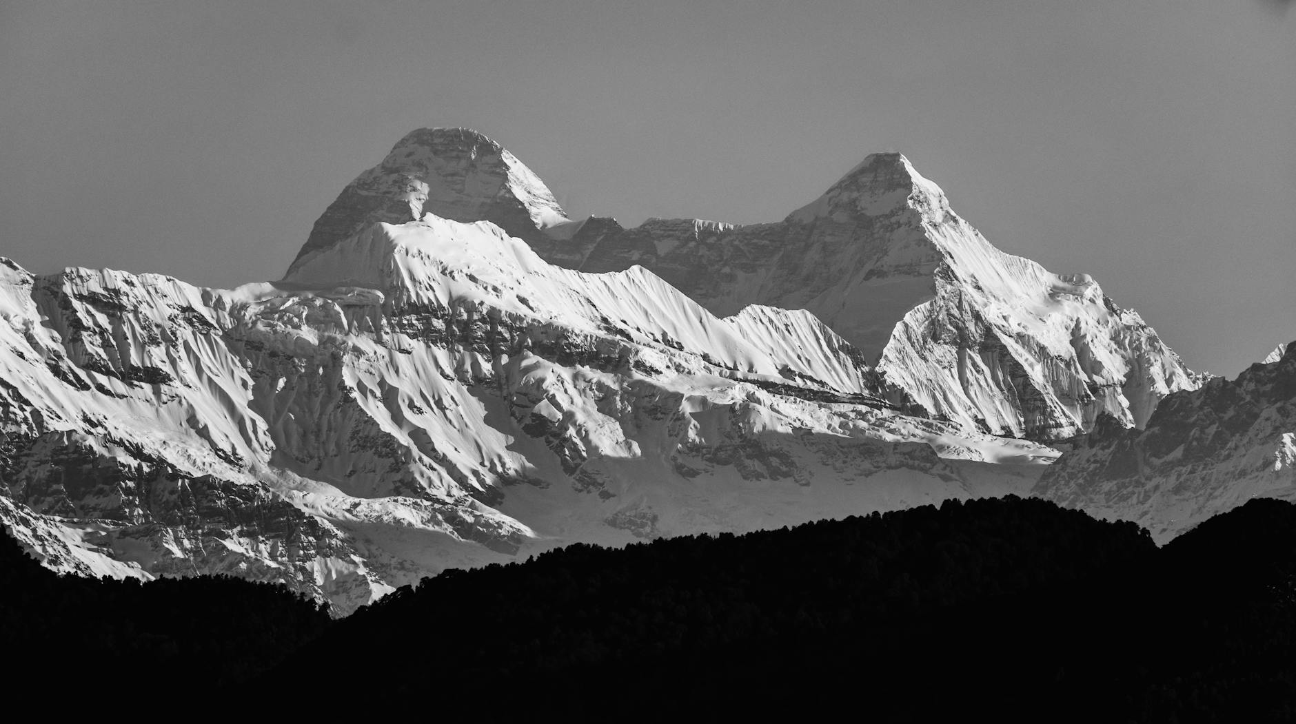 10 Montanhas Mais Altas do Mundo em 2026: Conhece os Gigantes da Terra!